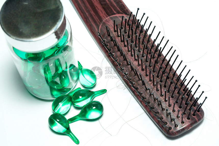 维生素和梳子柔软度胶囊发胶染发剂宏观头发保健修复医学健康图片