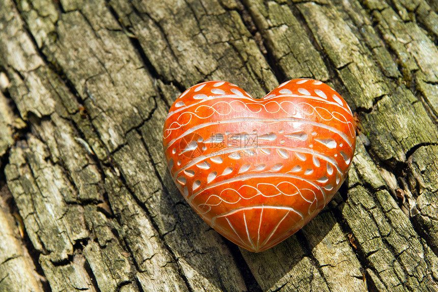 红心模式婚礼铁石心肠展示热情石头友谊开槽树皮礼物图片