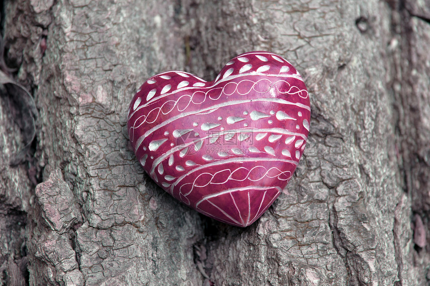 红心模式婚姻树皮木材友谊展示礼物红色生日绿色石头图片