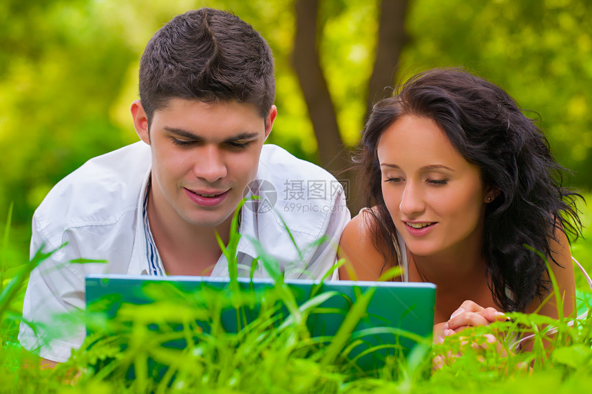 夫妇在看笔记本电脑男性太阳文化夫妻阳光青年亲热享受女性森林图片