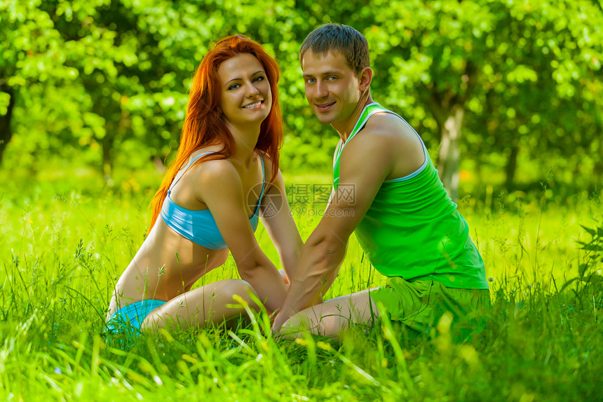 夫妇的男女草地女性成年人沉思男人头发公园活动衣服灵活性图片