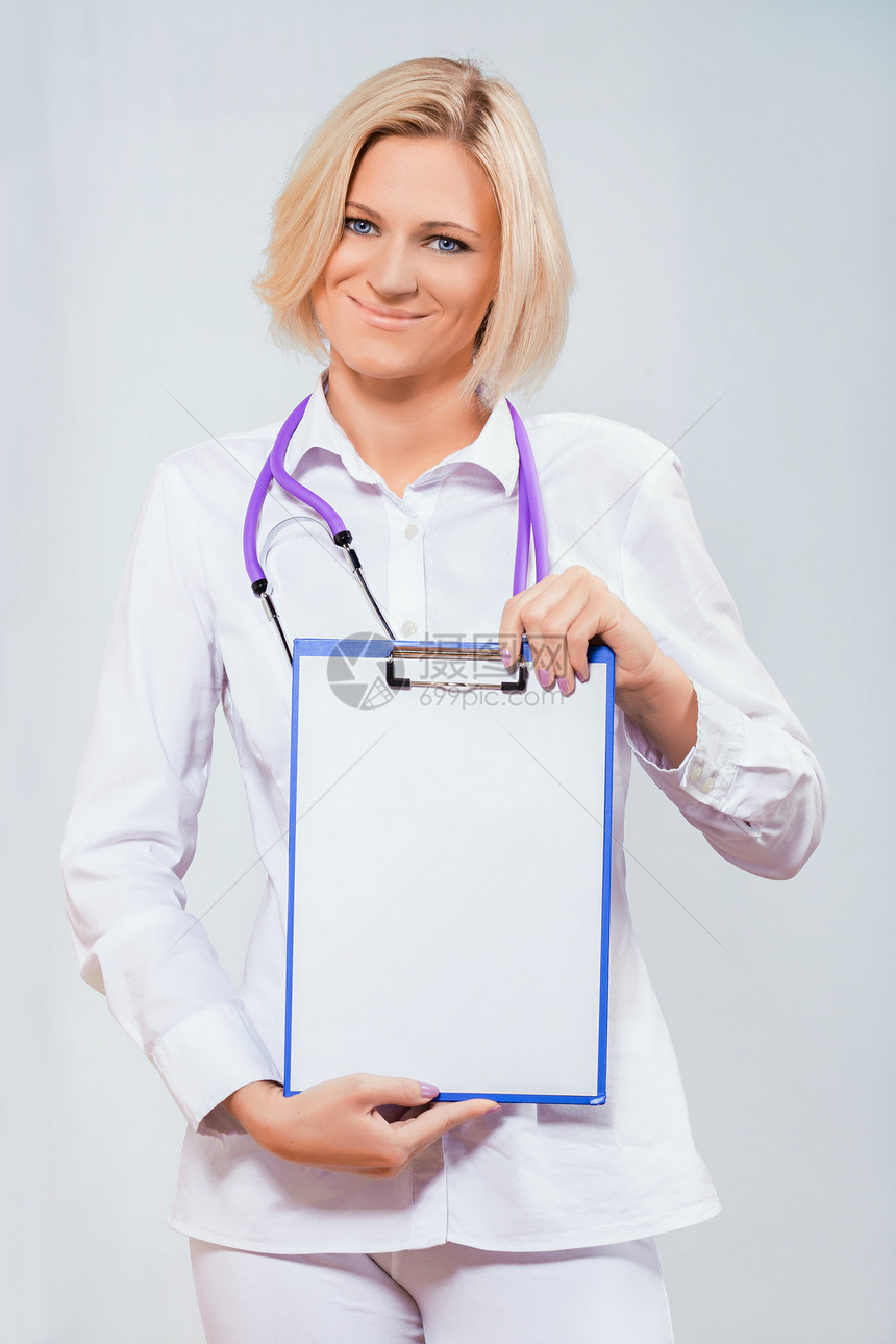 持有剪贴板的女医生科学卫生保健白色女士工人微笑医疗幸福腰部图片