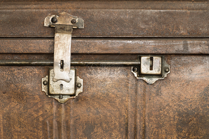 一个旧金属棺木锁紧闭保险箱棕色钥匙古董财富手工盒子胸部赃物宝藏图片