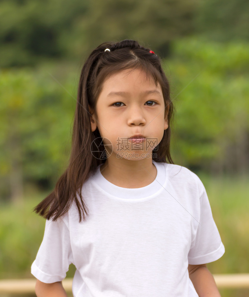 亚洲少女的肖像女孩女性化乐趣森林热带青年女性志愿者树干微笑图片