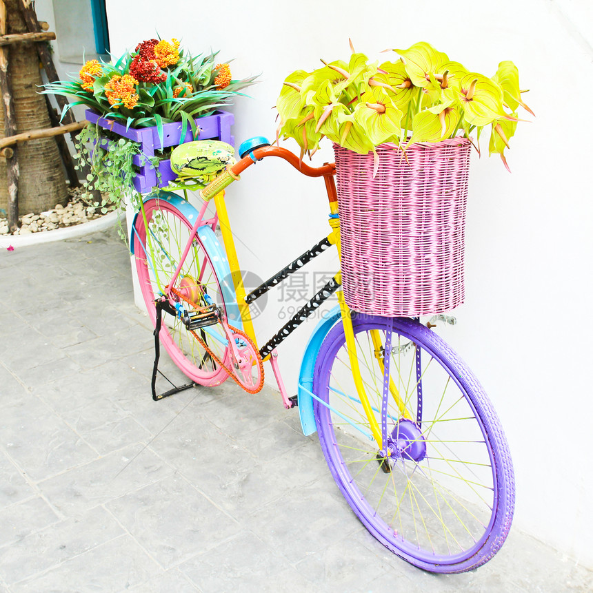 用于装饰的人工花花和古董自行车图片