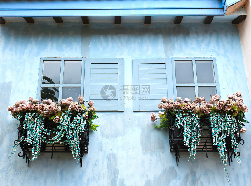 窗口和花盒建筑旅行建筑学蓝色植物盒子花箱木头框架花朵图片