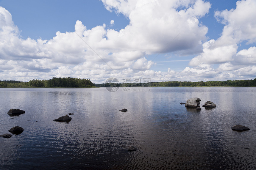 瑞典Asnen湖树木自然保护区旅行天空森林水域牧歌图片