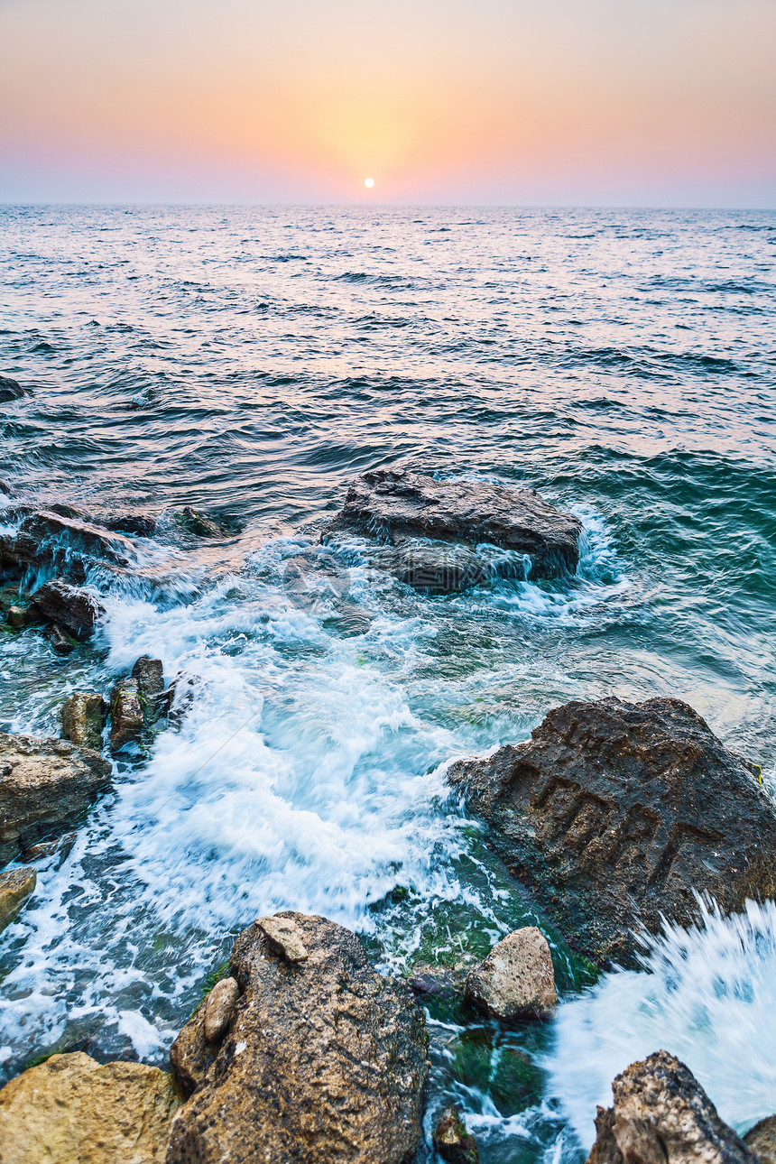 海洋视图海岸线巨石反射边缘假期日出波纹太阳水域地平线图片
