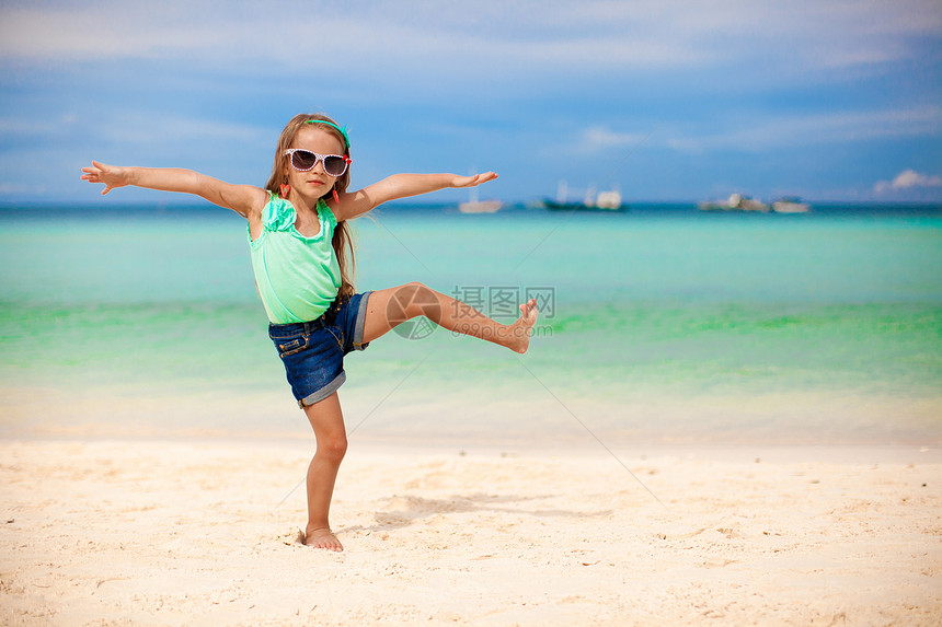美丽的小女孩在异国海滩上玩得开心乐趣女儿女孩头发假期旅游幸福海岸童年孩子图片