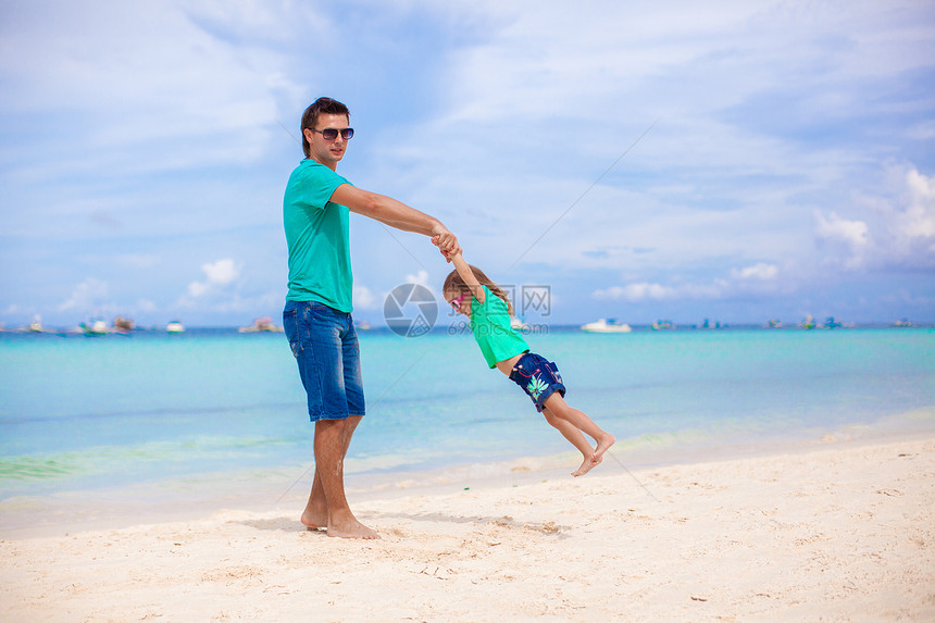 在热带白沙滩的热带白沙滩上 年轻爸爸和他的小女儿男性情调海滩海滨女孩婴儿男人父亲家庭海岸线图片