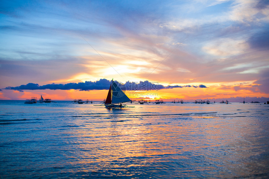 菲律宾日落时的 小型帆船 菲律宾图片