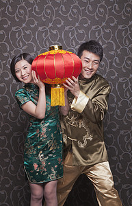 个性灯笼持有中国传统服装 