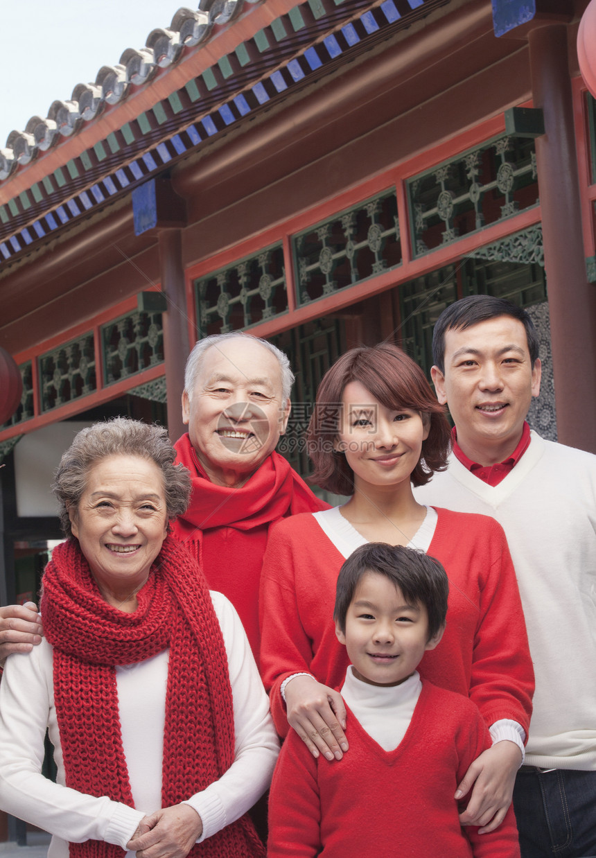 多代多代家庭肖像 由中国传统建筑制作白色儿子男孩们亲热父亲秃顶喜悦头发祖母收腰图片