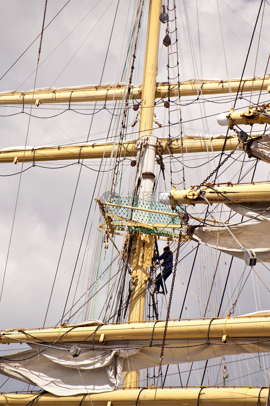 高山船天空桅杆航行帆船沿海水手码头绳索蓝色索具图片