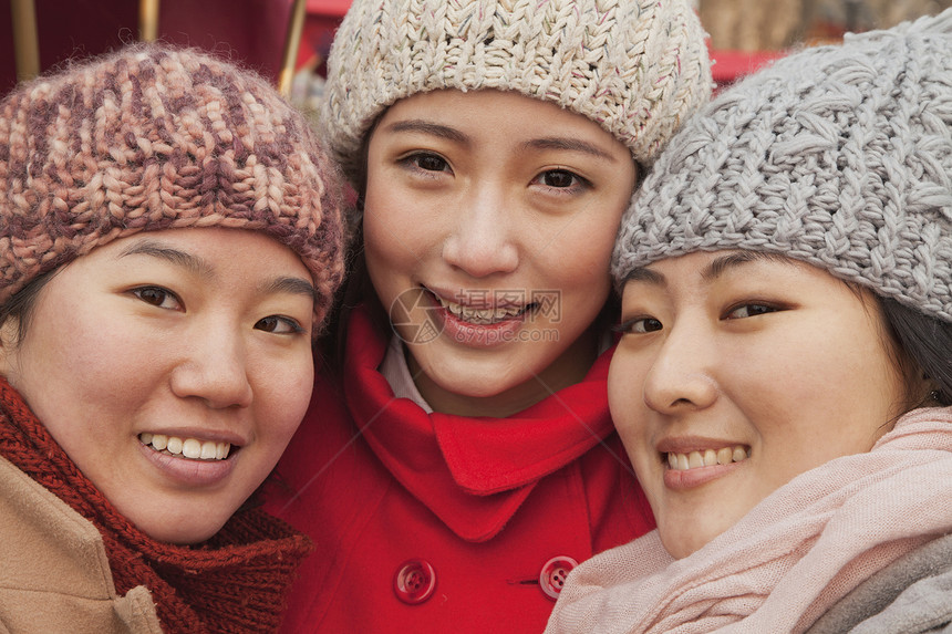 北京 冬天户外三个朋友的肖像女性帽子喜悦围巾头肩享受友谊快乐团结外套图片