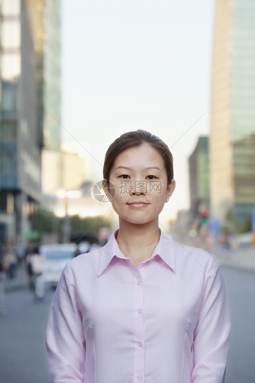 北京外面的年轻女商务人士 肖像衬衫前景街道女性黑发微笑公司粉色城市收腰图片