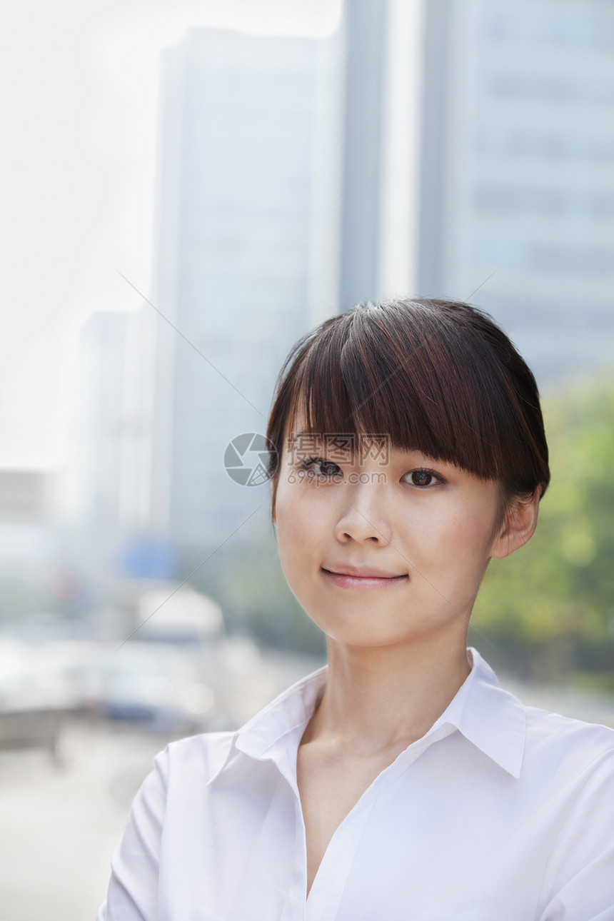 年轻女商务人士微笑的肖像 北京头发公司业务商务白色城市棕色活力幸福人士图片