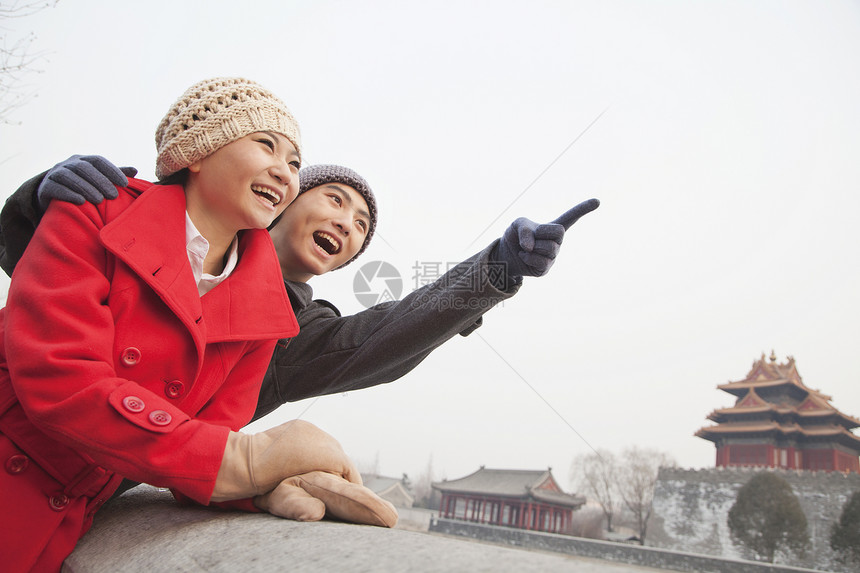在北京的年轻夫妇在冬季 指向屏幕图片