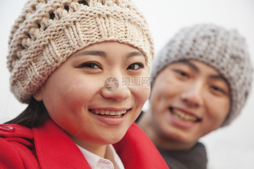 特写年轻夫妇两个人摄影享受针织帽指导幸福外套女性团结收腰图片