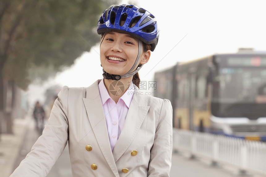 青年商业女商务人士与自行车搭乘的汽车 中国北京旅行商务长发运动摄影装备生活方式人士街道幸福图片