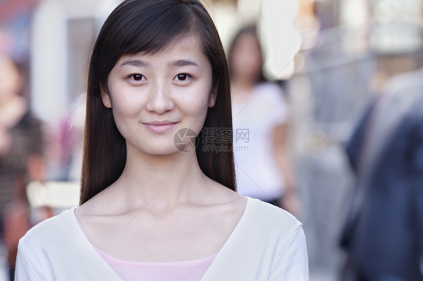 北京青年女性外出门口的肖像身份长发水平文化景观服装摄影活力城市白色图片