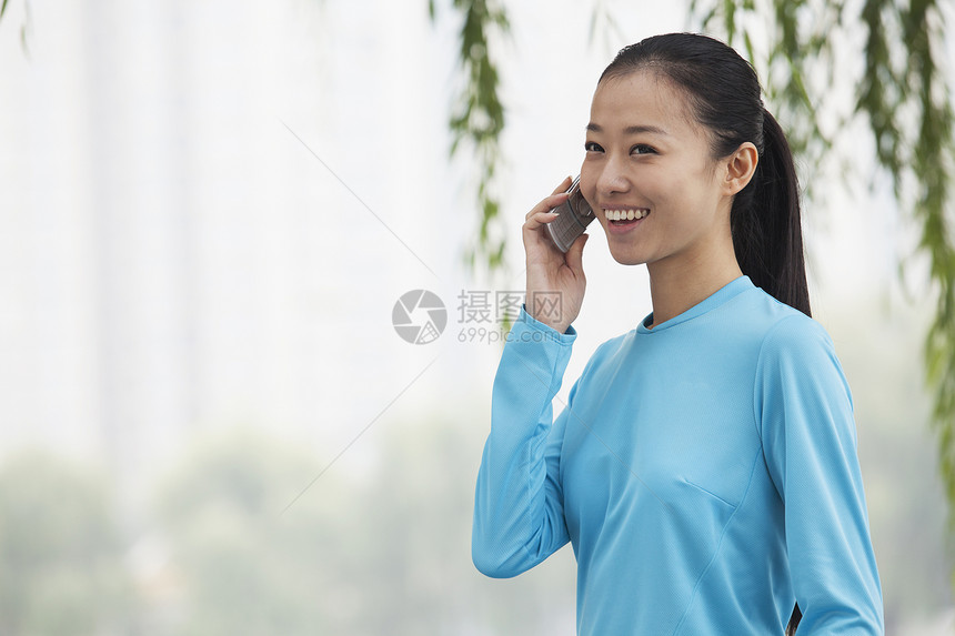 女青年在公园里用手机说话城市快乐省会情绪训练听力微笑沟通生活方式幸福图片