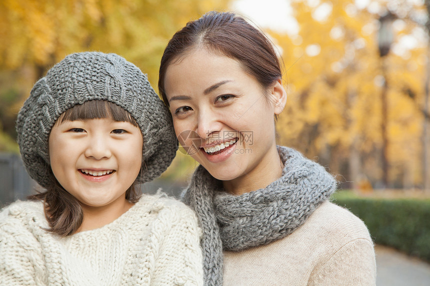 公园中母亲和女儿的肖像服装黑发享受家庭围巾活动城市棕色长发喜悦图片