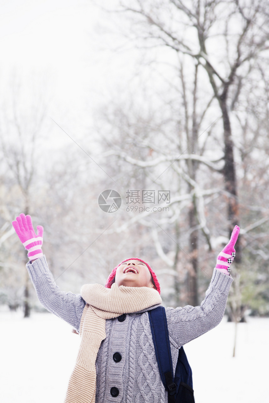 女孩在雪中玩耍幸福雪花围巾团结服装手套影棚假期摄影收腰图片