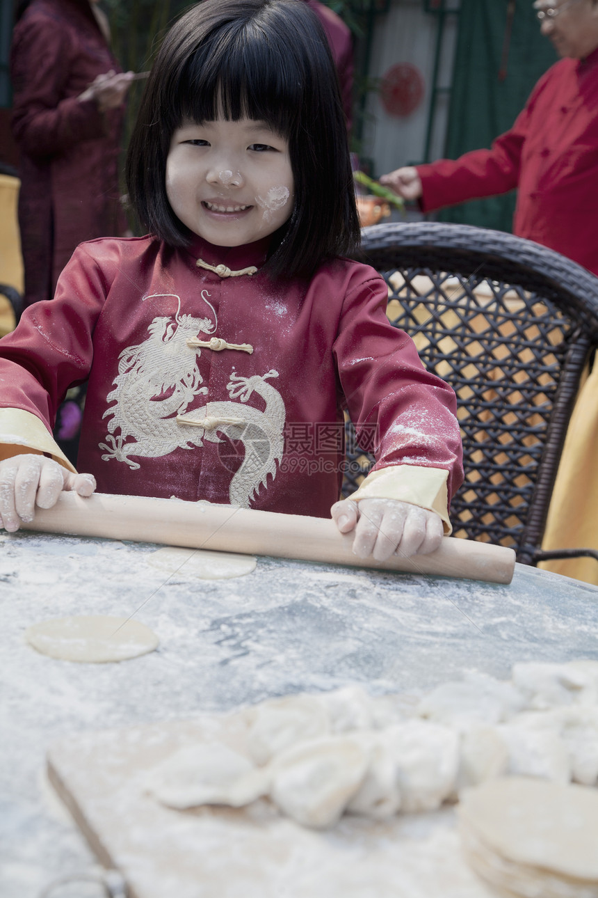 小女孩在传统服装中做面子的肖像收腰童年桌子女儿乐趣头发团结孙女女孩们棕色图片