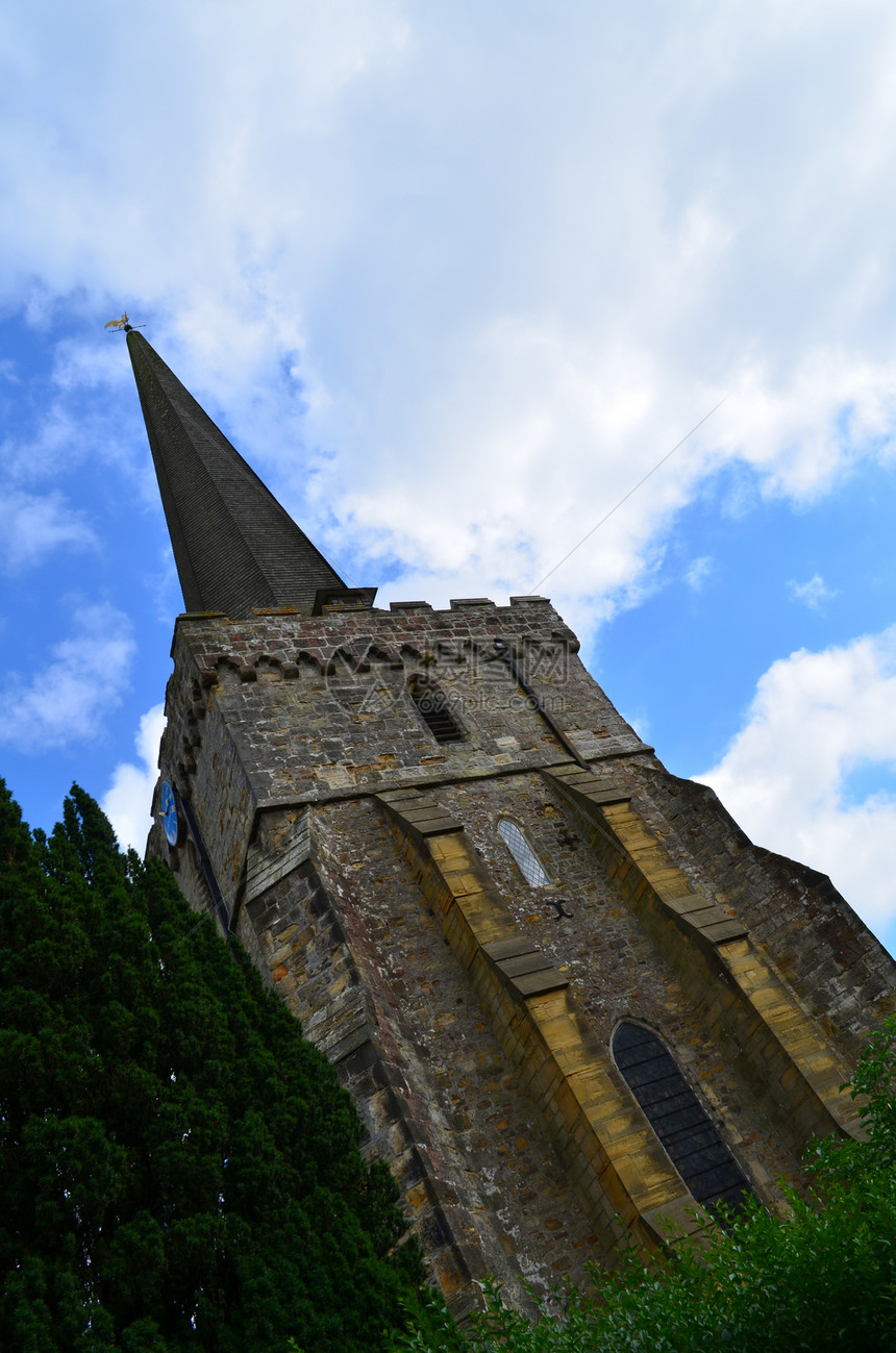 圣三一教会村庄石头宗教天空尖塔建筑蓝色图片