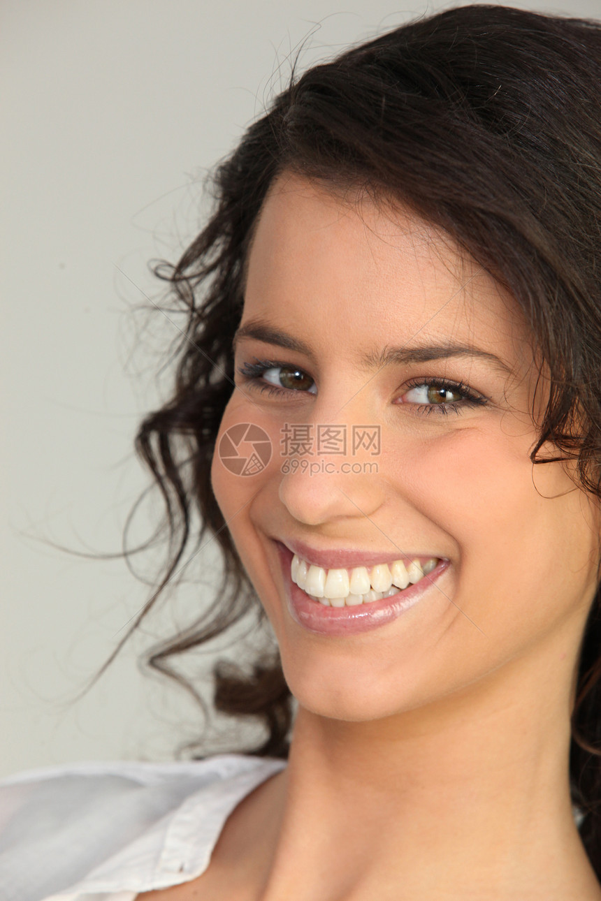 一位年轻女子笑的肖像假期享受青年牛仔裤女性女士女孩环境快乐乐趣图片