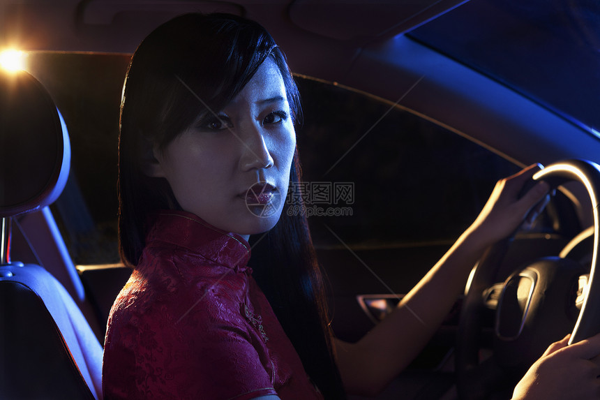 北京晚上驾车时穿着传统服装的年轻 美丽的女子肖像 在北京背光文化女性长发机动性魅力运输摄影乘客夜生活图片
