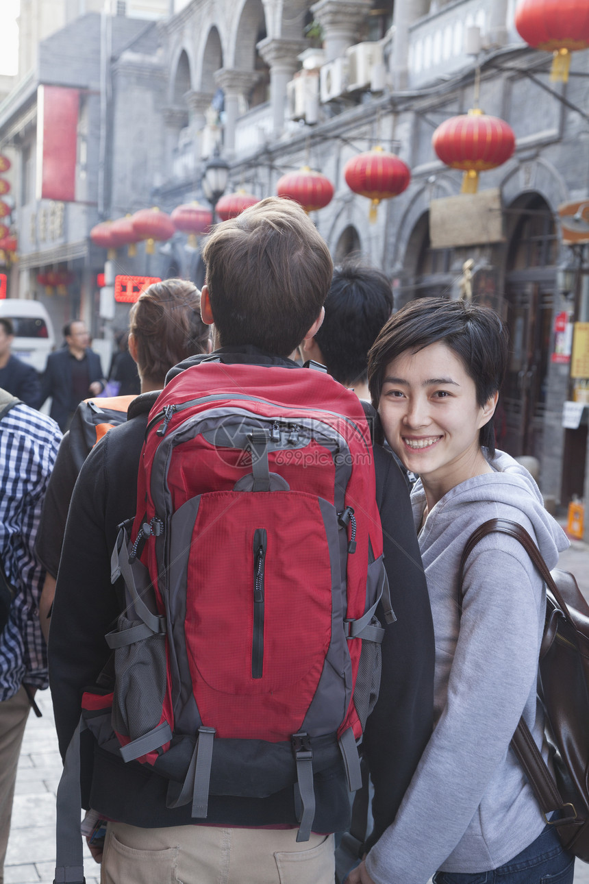 年轻夫妇走在街上 女人靠着肩膀看露齿摄影微笑假期年轻人低角度团结省会观光视图图片