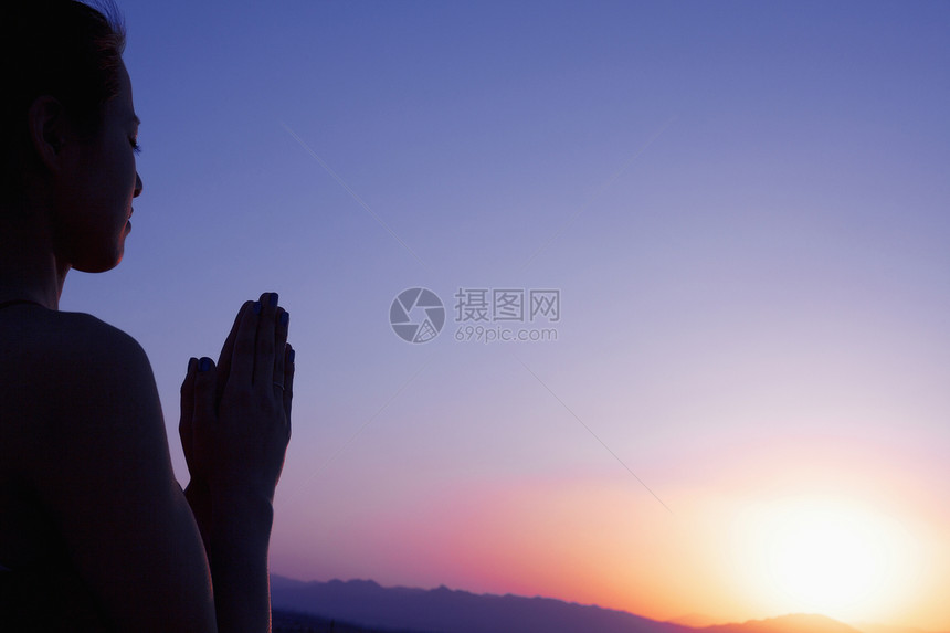 带着双手祈祷的贞洁年轻女子 在中国沙漠中露出身影 月光下山日落女性天空瑜伽福利场景沉思摄影自由气候图片