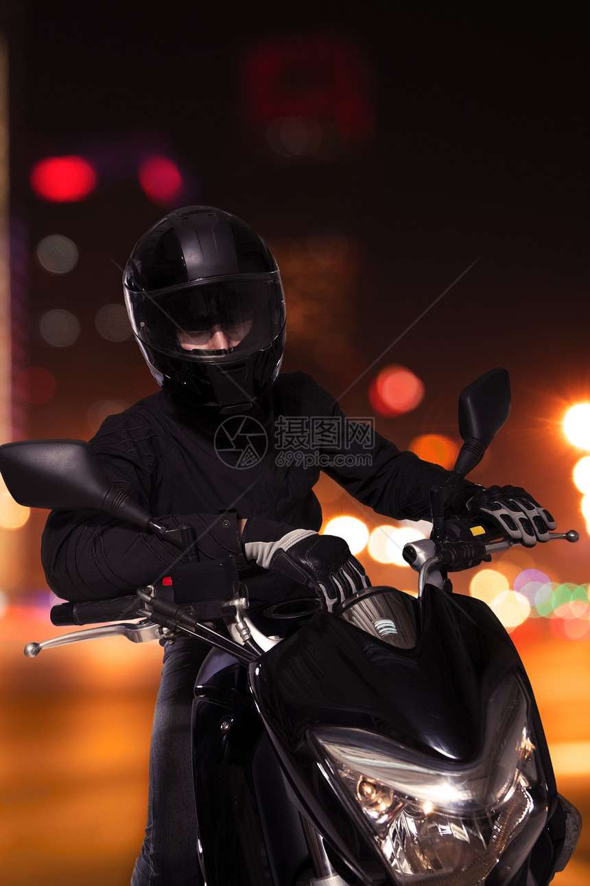 北京晚上坐在摩托车上的年轻人图片