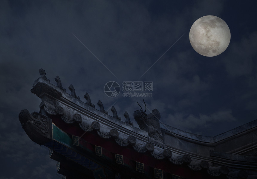 近距离接近中国建筑的顶层屋顶瓷砖 上面有月亮背景 晚上图片