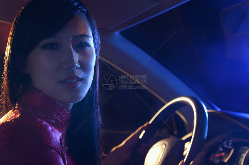 北京晚上驾车时穿着传统服装的年轻 美丽的女子肖像 在北京文化魅力乘客女性长发运输内饰棕色汽车头发图片