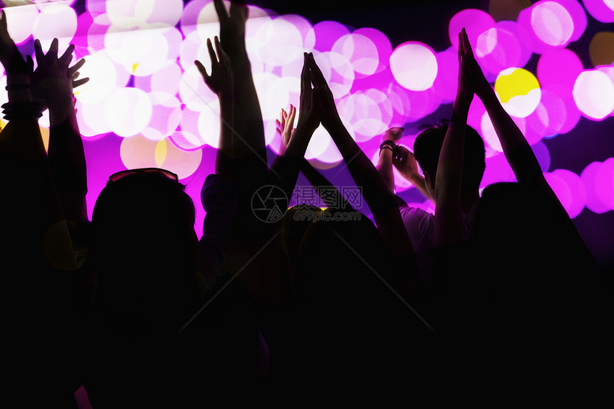 观众观看摇滚表演 双手在空中 后视 舞台灯人类女性青年部位夜店人体庆典团结摄影扇子图片