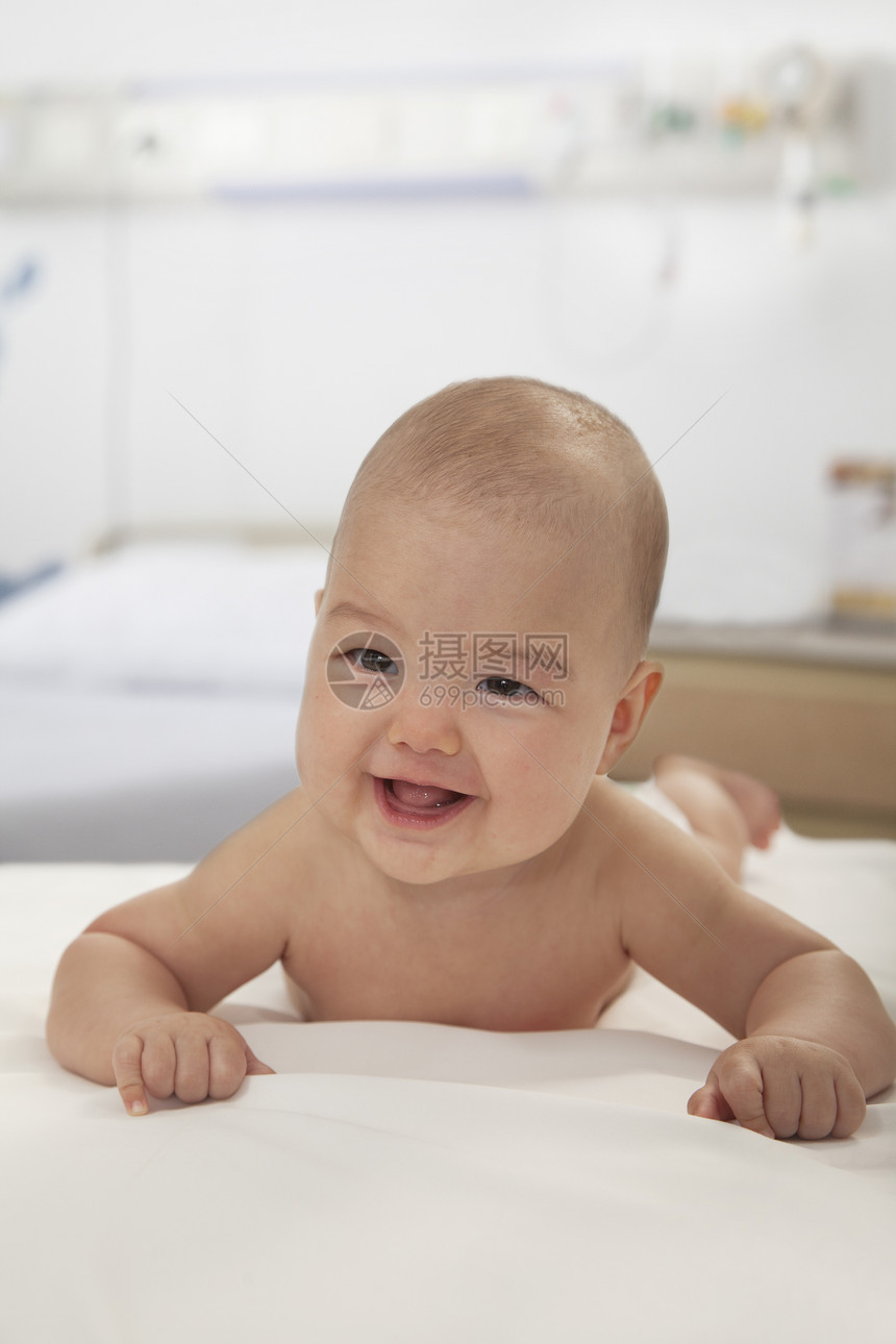 可爱婴儿的肖像 躺在肚子上 紧闭图片
