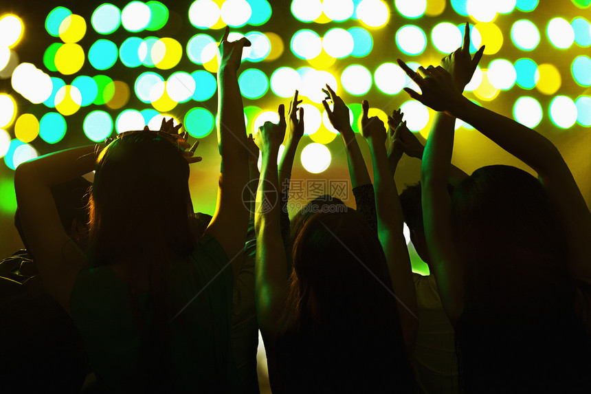 观众观看摇滚表演 双手在空中 后视 舞台灯夜生活摄影人体部位夜店音乐手势人类文化女性图片