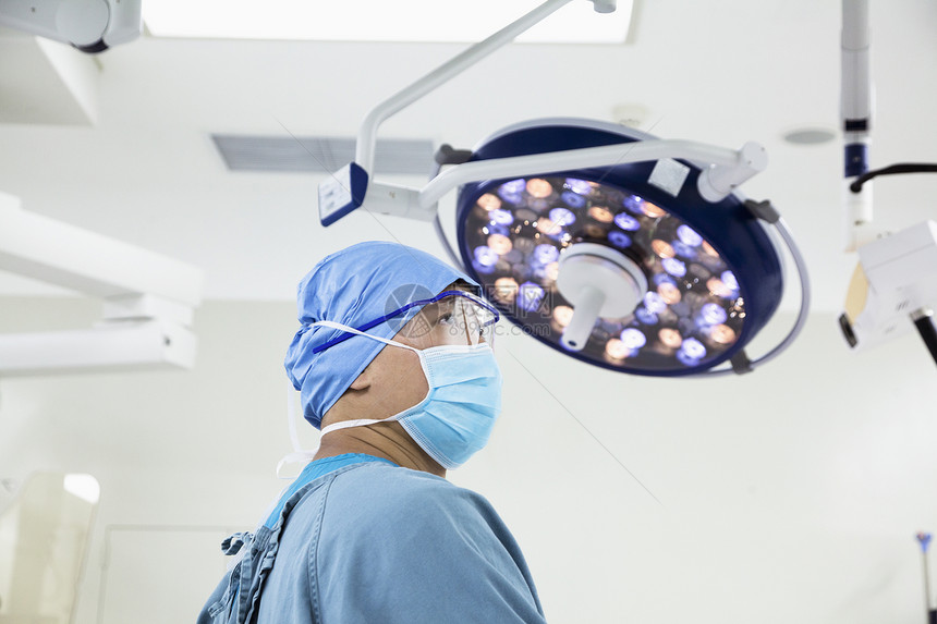 外科医生在手术室戴外科面具和眼镜的侧视镜图片