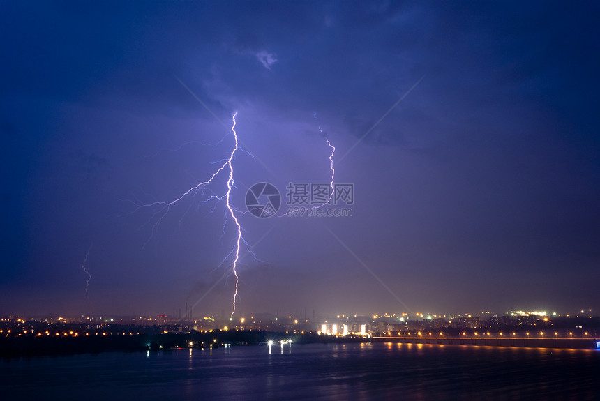 夜里城外闪电的景象风暴建筑学震惊活力气候蓝色收费雷雨螺栓天气图片
