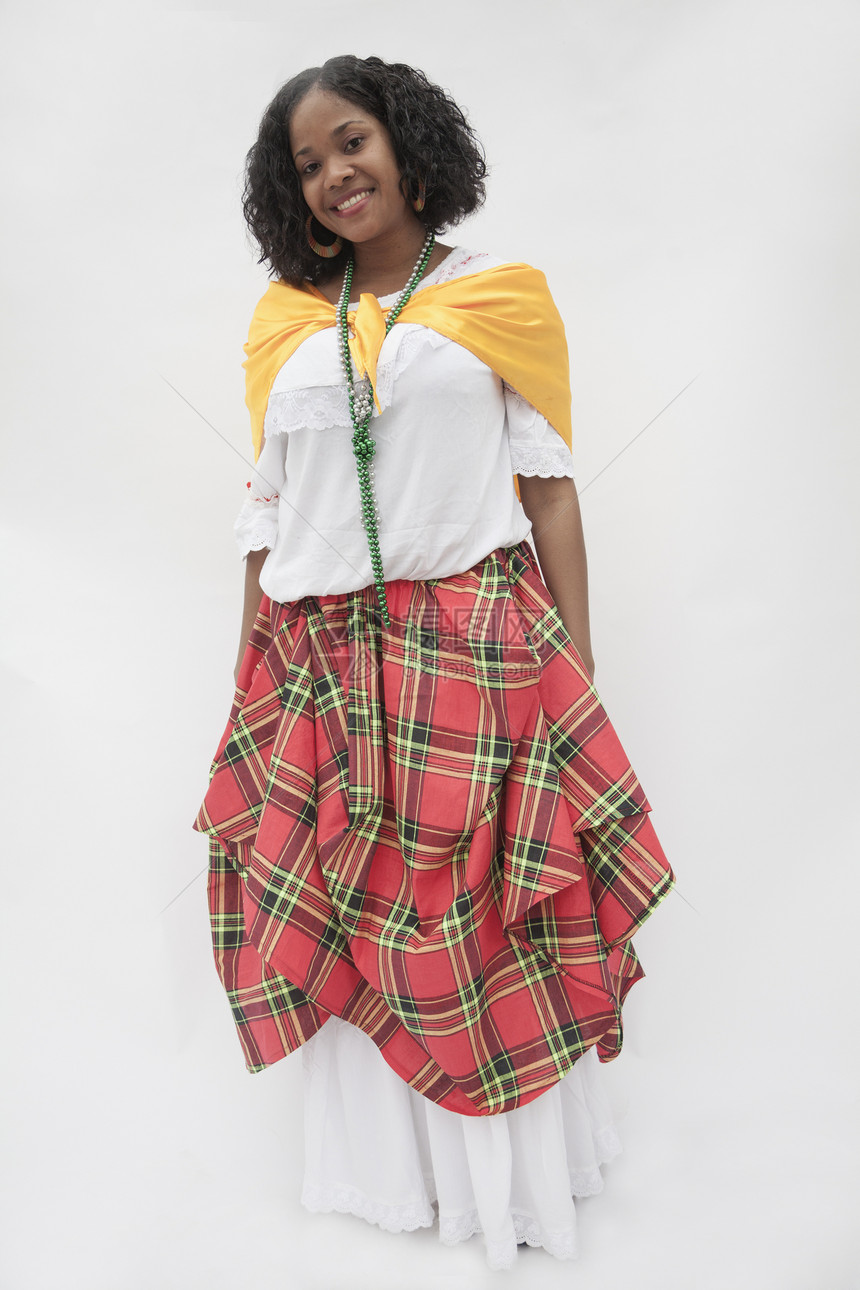 身着加勒比海传统服装的笑笑年轻女子肖像 演播室拍到图片