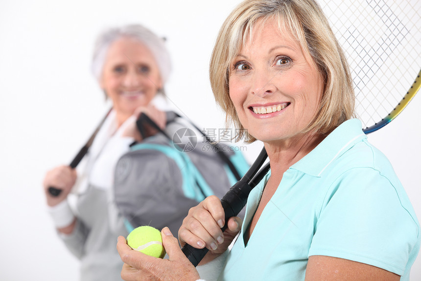 参加打网球的老年妇女图片