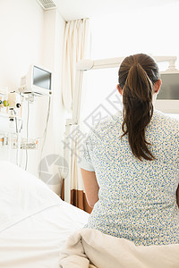 病人坐在医院病床上的近视背景图片