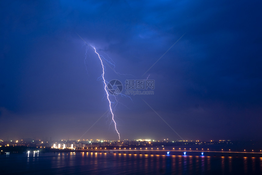 夜里城外闪电的景象射线霹雳城市螺栓蓝色震惊罢工天气损害建筑学图片