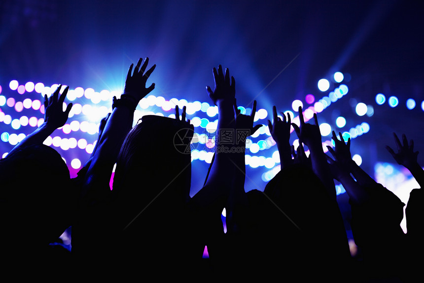 观众观看摇滚表演 双手在空中 后视 舞台灯人体年轻人庆典双臂音乐手势扇子听力文化女性图片