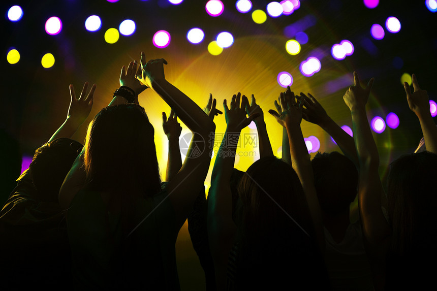 观众观看摇滚表演 双手在空中 后视 舞台灯摄影年轻人部位女性听力夜店乐队音乐夜生活双臂图片