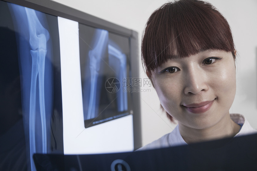 取人骨X光检查的微笑女医生图片