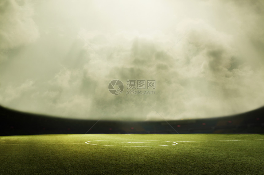 足球场和阴云天空的数字式图片